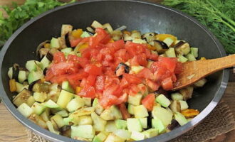 Теперь дополняем овощное ассорти томатной мякотью, мешаем и тушим под крышкой на минимальном пламени около 20-25 минут. Солим и перчим за 10 минут до готовности.
