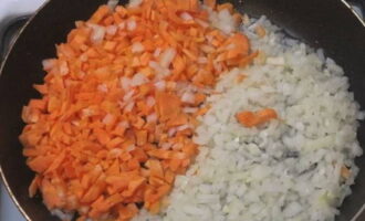 Лук и морковь выкладываем в сковороду с растительным маслом.
