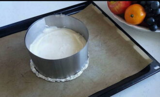 Бисквит выпекайте в разогретой духовке в течение 30-35 минут.