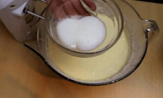 Соду погасите уксусом, добавьте в тесто и перемешайте его еще раз. Замешанное тесто должно иметь кремовую текстуру.