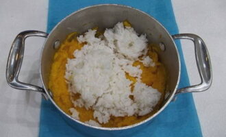 К тыквенному пюре переложить отваренный рис.