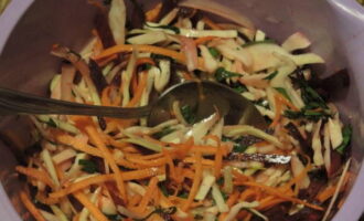 Нарезку этих овощей переложите в салатницу. Добавьте к ним мелко нарезанную любую зелень. Затем овощи по своему вкусу посыпьте солью и полейте уксусом с растительным маслом. Салат ложкой аккуратно перемешайте.