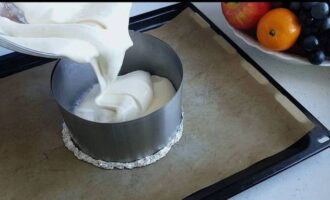 Включите духовку на 180°С. Замешенное бисквитное тесто перелейте в форму для выпечки.