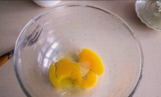 Готовку начинаем с теста: в миске удобной для вымешивания расколачиваем яйца с солью.