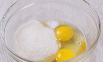 В посуде с высокими бортиками взбиваем сахарный песок с яйцами.