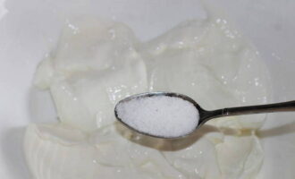 Отмеряем все продукты в нужном количестве. В глубокую миску отправляем сметану, йогурт. Всыпаем чайную ложку соли.