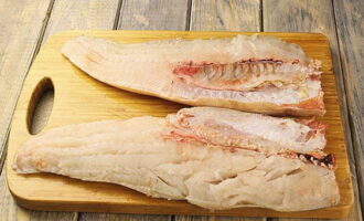 Филе белой рыбы предварительно размораживаем и тщательно очищаем от косточек. Для мелких косточек используйте пинцет.