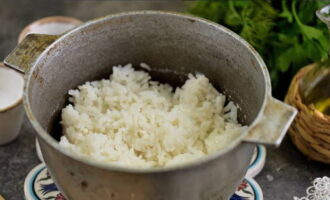 Промытый в нескольких водах рис отвариваем до готовности, выпаривая всю жидкость.