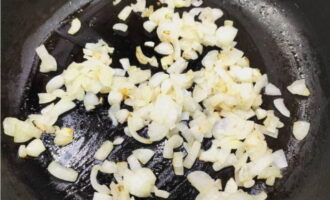 Рис с овощами готовится очень просто. Счищаем шелуху с луковицы, крупно режем и пассируем около 6 минут на разогретом подсолнечном масле.