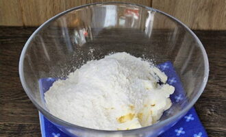 Начинаем с теста: в миску натираем на бурачной терке кусок охлажденного сливочного масла, всыпаем сахарный песок и просеянную муку.
