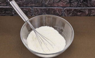Готовку начинаем с приготовления теста. Для этого нам необходимо соединить в глубокой тарелке просеянную муку, соль, сахарный песок и быстродействующие дрожжи. Все сухие ингредиенты хорошенько перемешиваем.