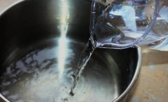 Мамалыга легко готовится в домашних условиях. Три стакана воды вливаем в кастрюлю с толстым дном. Добавляем в воду соль. Ставим на плиту и доводим до кипения.