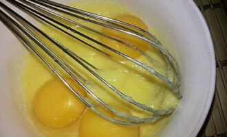 В объемной емкости, воспользовавшись венчиком, объедините предварительно вымытые яйца, соль и сахар.