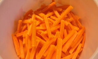 Очищаем морковку от кожуры и нарезаем ее брусочками.