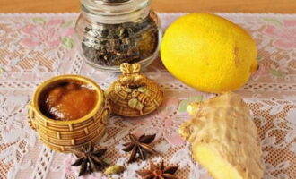 Имбирный чай легко можно приготовить в домашних условиях. Соберите ингредиенты для сказочного напитка. Поставьте кипятиться чайник.