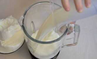 Молочный коктейль легко можно приготовить в домашних условиях. Необходимое количество молока переливаем в чашу блендера.
