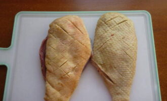 На кожице филе делаем надрезы, как показано на фото.