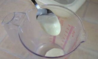 Домашний йогурт в йогуртнице готовится очень просто. Две столовые ложки натурального йогурта кладем в удобную глубокую емкость.