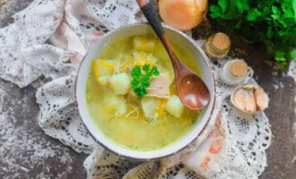 Куриный суп с вермишелью и картошкой готов. Раскладывайте по порционным тарелкам и скорее угощайтесь!