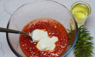 Перемешиваем томатный соус со сметаной.