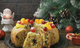 Разрежьте рождественский кекс на порционные кусочки. Зовите родных и близких, и угощайте душистой выпечкой. Приятного наслаждения!