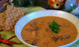 Вкусный суп из говяжьих хвостов готов. Разливайте по тарелкам и подавайте к столу!