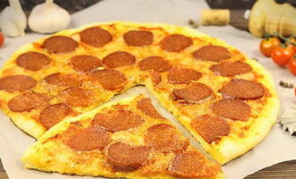 Готовую пиццу разрезаем на кусочки одинакового размера и наслаждаемся. Приятного аппетита! 