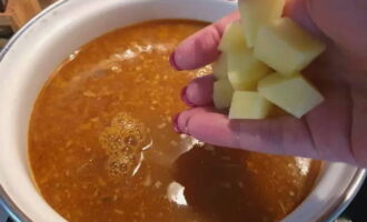 Оставшийся картофель нарубите кубиками и отправьте  в суп.