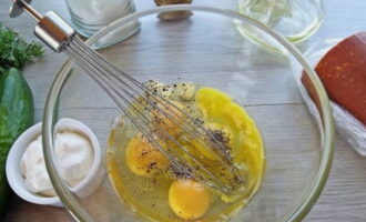 В пиалу разбиваем яйца, солим, перчим и расколачиваем при помощи венчика.
