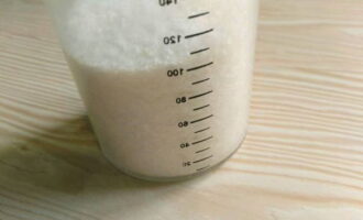 Отмеряем сначала 100 грамм соли.