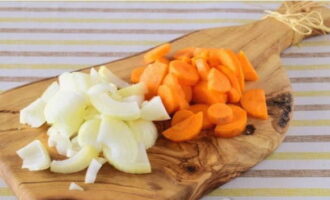 Морковку и луковицу нарезаем полукольцами.