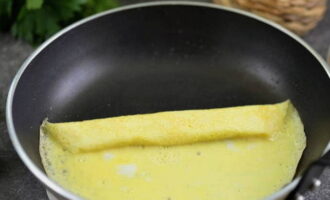 Яйцо взбалтываем вилкой и выливаем на сковороду с маслом, как только схватится – сворачиваем в рулет, как показано на фото.