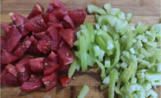 Произвольно нарезаем помидоры, мякоть болгарского перца нарезаем брусками.