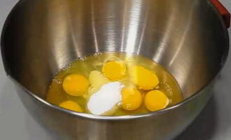 Яйца категории С0-С1 ополосните и разбейте в глубокую емкость. Посолите и посахарите. Взбейте до однородности.