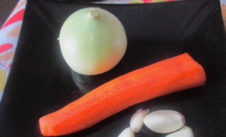 С головки лука и зубчиков чеснока уберите шелуху. Морковку поскрябайте или освободите от кожуры экономкой.