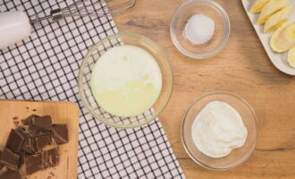 Подготовить, согласно пропорции рецепта, все ингредиенты для крема. Сметану и сгущенку для крема некоторое время выдержать при комнатной температуре. Для взбивания подготовить миксер.