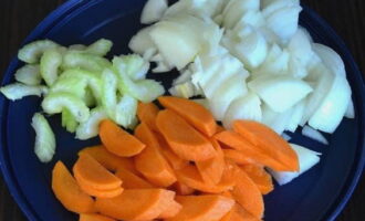 Нарезаем небольшими кусочками лук, морковку и сельдерей.