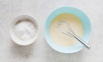 Начинаем готовить заливное тесто. Взбиваем яйца с сахаром и щепоткой соли. Добавляем сметану, майонез и просеиваем сюда муку с разрыхлителем.