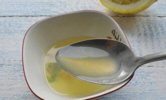 Выдавливаем сок из лимона. Нам понадобится четыре столовые ложки.