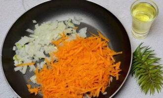 Измельчаем лук и натираем на терке морковь. Отправляем в сковороду с растительным маслом.