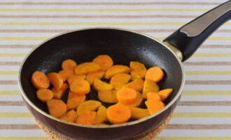 На разогретом масле обжариваем морковную нарезку около 5-7 минут.