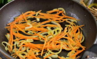 Луковицу нарезаем тонкими полукольцами, а морковку натираем на терке для моркови по-корейски – пассеруем на масле.