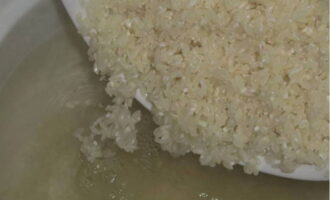 В кипящую воду засыпаем рис и варим, согласно инструкции на упаковке.