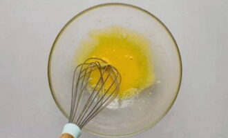 В миске взбиваем яичный желток с солью, белым молотым перцем и лимонным соком.