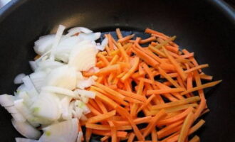 Обжариваем лук с морковью на растительном масле до полуготовности.