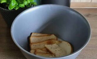 Залейте молоком так, чтобы оно полностью покрывало хлеб.