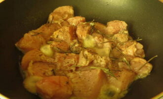Сковородку прогрейте. Выложите индейку и готовьте, пока мясо не поменяет свой цвет. 10 минут будет достаточно.