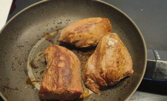 Обжариваем куски оленины на сковороде с растительным маслом. Готовим на сильном огне, чтобы получить румяную корочку.