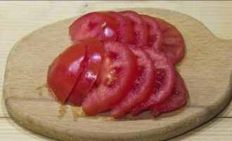 Сочный помидор нарезаем четверть кольцами.