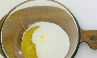 В отдельной миске перетираем желтки с сахарным песком.
